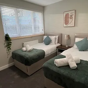 Immaculate Newly Refurbished 4 Bed House Holiday home
