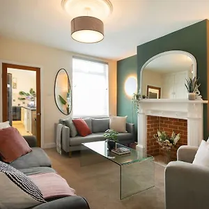 Stylish 4 Bed In W/parking Holiday home