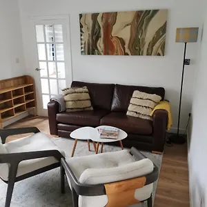 Contemporary 3 Bedroom House With Garden And Private Parking Holiday home